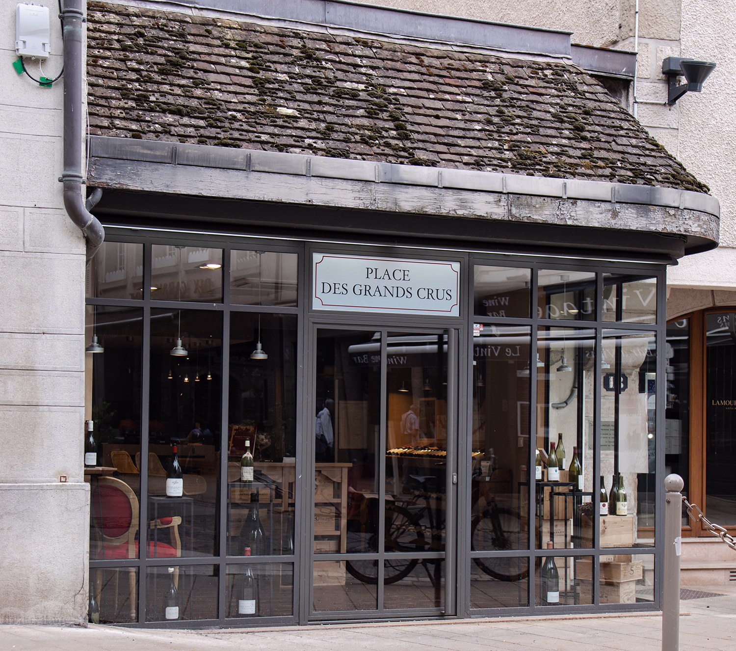 Devanture de la boutique, place Carnot à Beaune