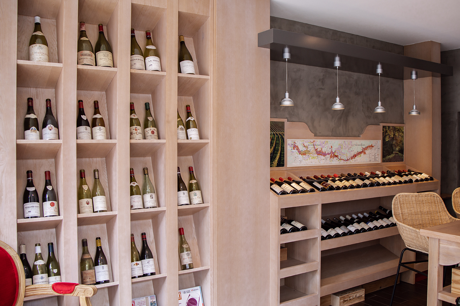 Mur d&rsquo;étagères de bouteilles dans la boutique