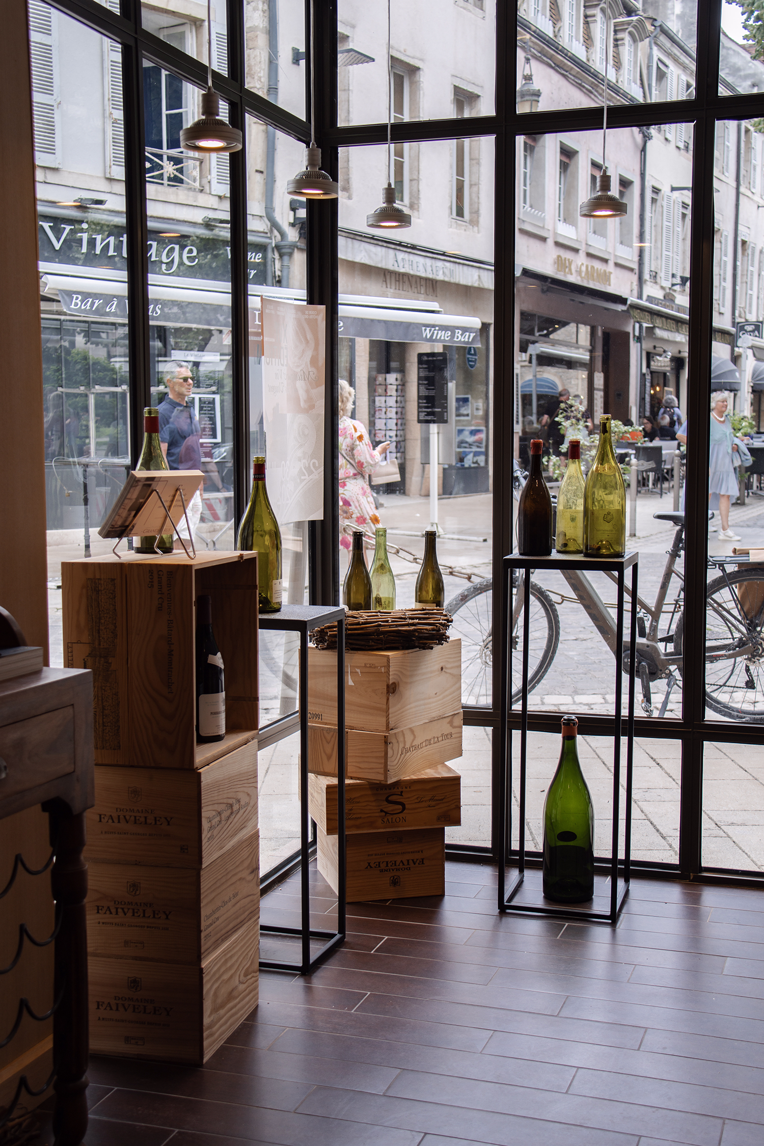 Vue depuis l&rsquo;intérieur de la boutique vers la rue